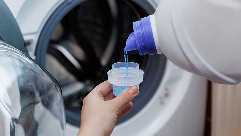 Colocar detergente na máquina da roupa